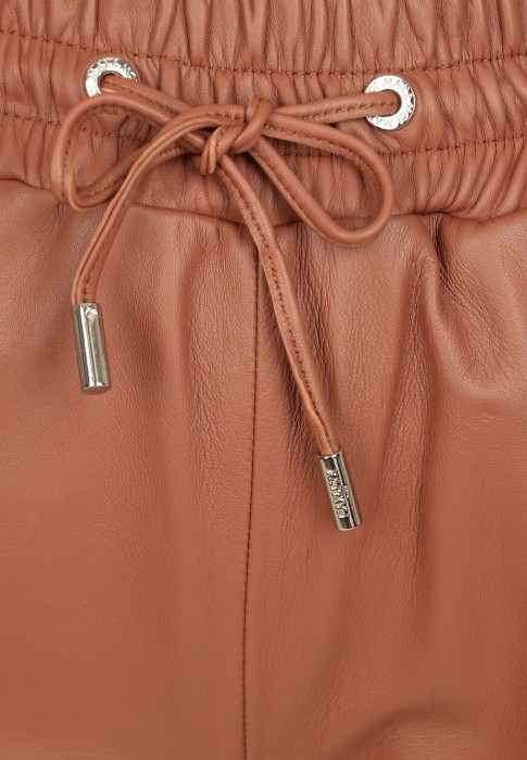 Товар коричневого цвета с внутренней стороны