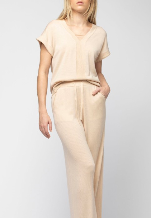 Товар бежевого цвета с внутренней стороны