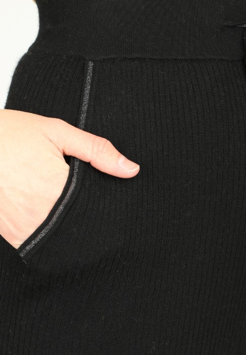 Товар черного цвета с внутренней стороны