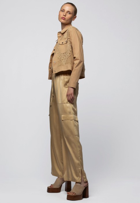 Товар бежевого цвета с внутренней стороны