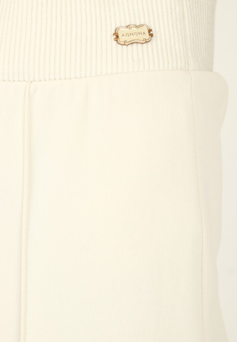 Товар белого цвета с внутренней стороны