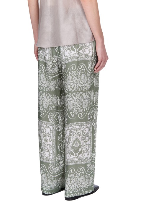 Товар зеленого цвета с внутренней стороны