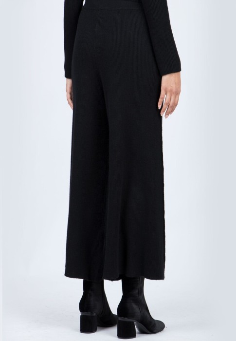 Товар черного цвета с внутренней стороны