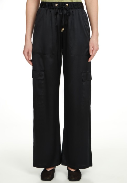 Товар черного цвета с внутренней стороны