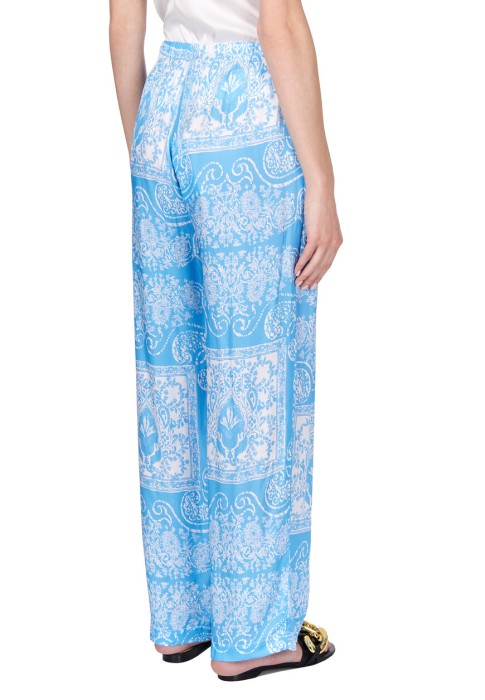 Товар голубого цвета с внутренней стороны