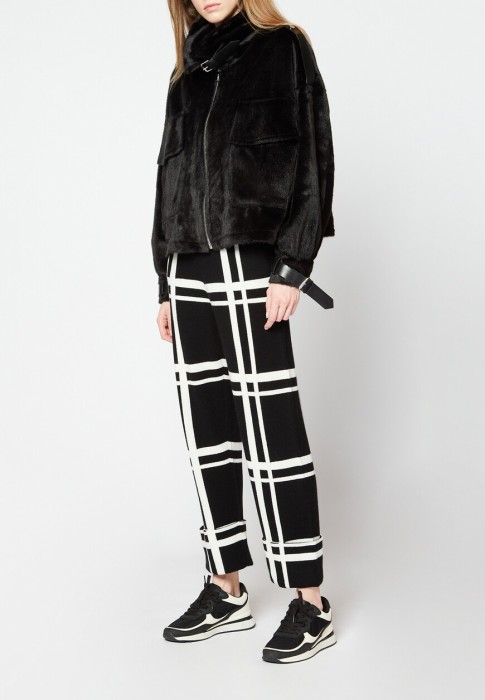 Товар черного цвета с внутренней стороны