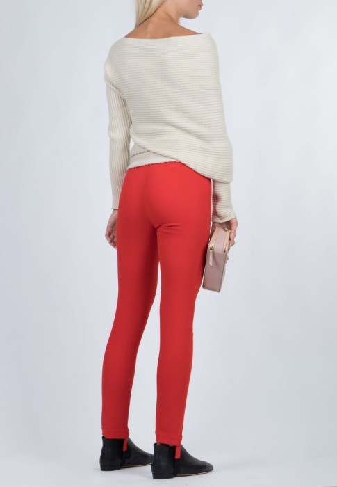 Товар красного цвета с внутренней стороны