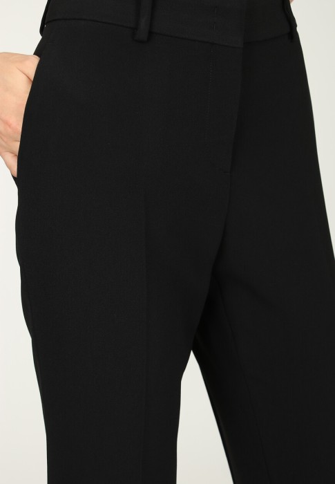 Товар черного цвета с внутренней стороны