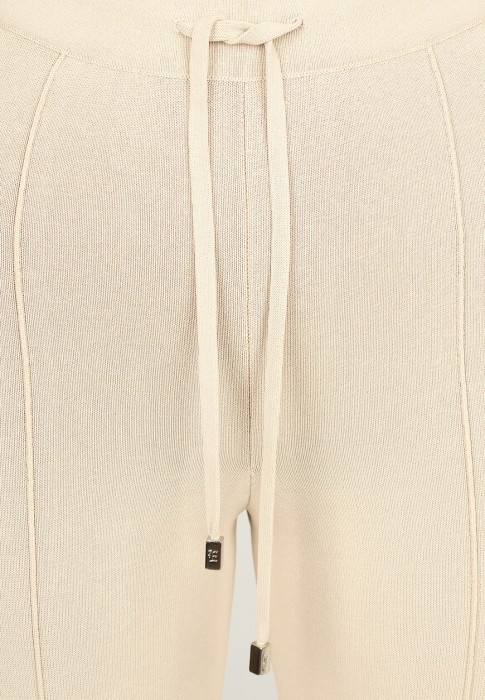 Товар бежевого цвета с внутренней стороны