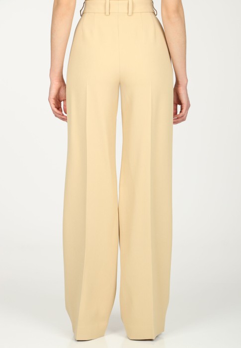 Товар бежевого цвета с внутренней стороны