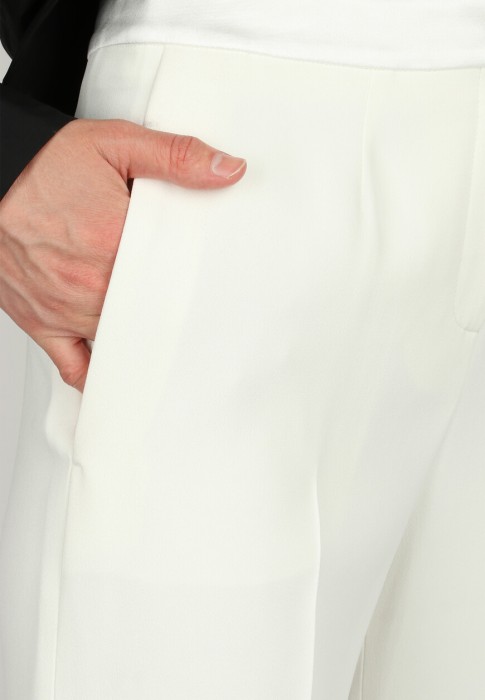 Товар белого цвета с внутренней стороны