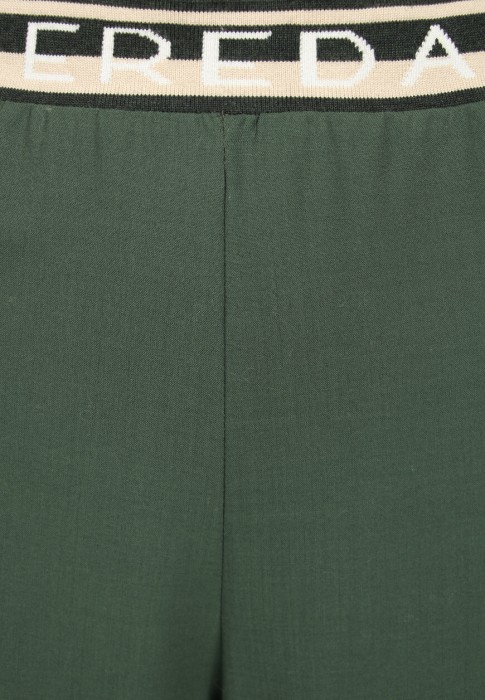 Товар зеленого цвета с внутренней стороны