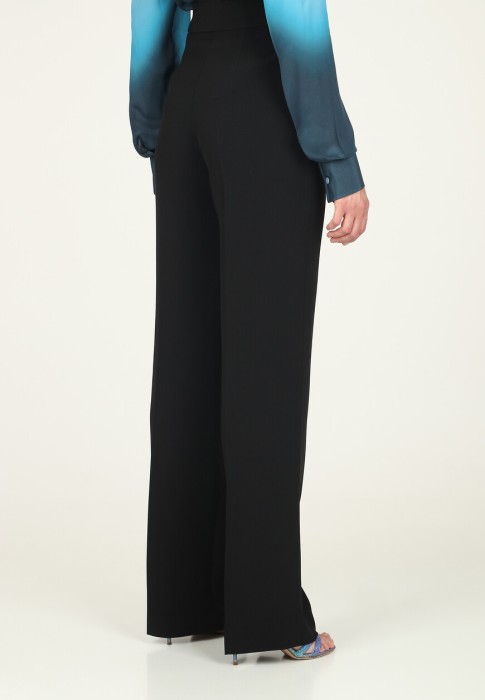 Товар черного цвета с внутренней стороны