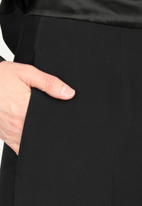 Товар черного цвета с внутренней стороны