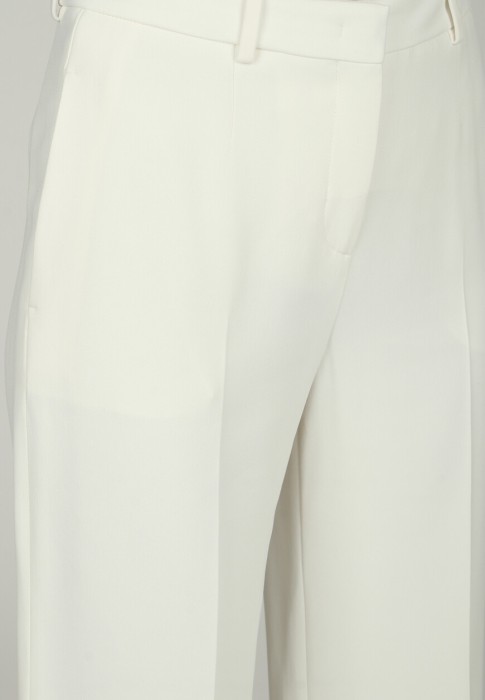 Товар белого цвета с внутренней стороны