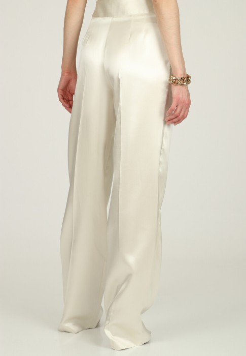 Товар белого цвета с внутренней стороны