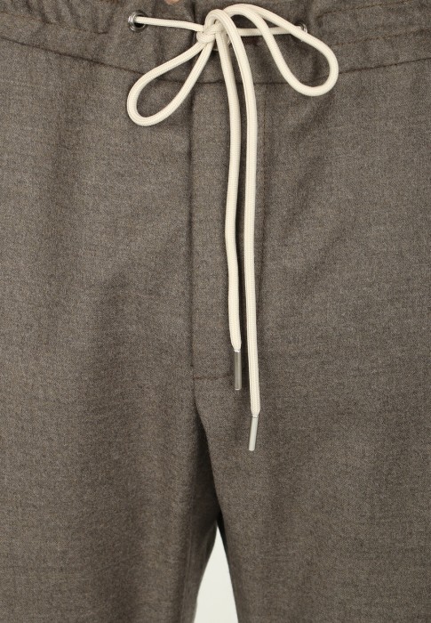 Товар коричневого цвета с внутренней стороны