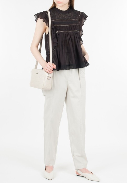 Товар бежевого цвета с внутренней стороны