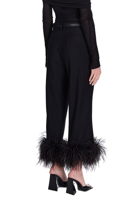 Товар черного цвета с внутренней стороны