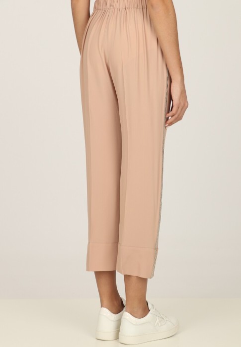 Товар бежевого цвета с внутренней стороны