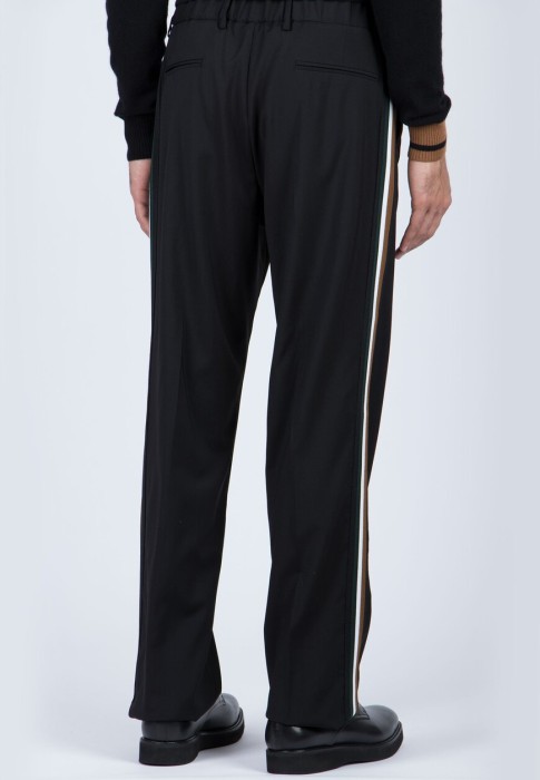 Товар черного цвета с внутренней стороны