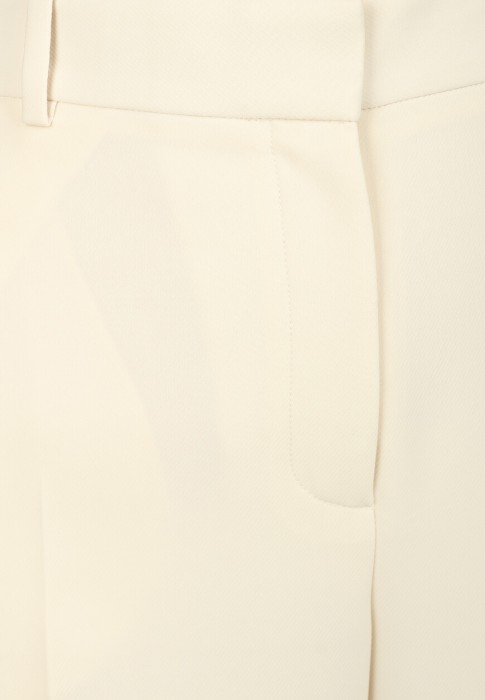 Товар белого цвета с внутренней стороны