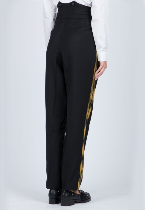 Товар черного цвета с внутренней стороны