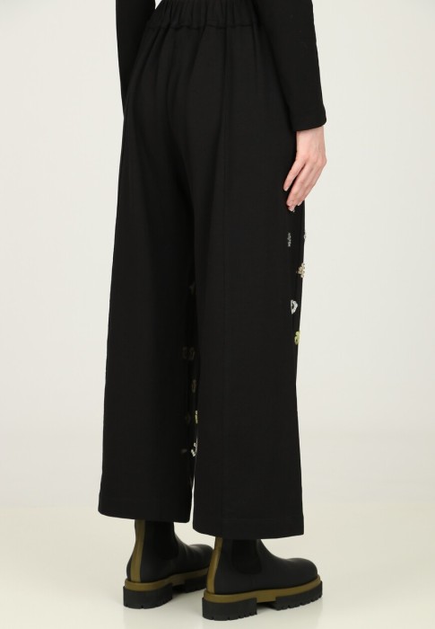 Товар черного цвета с внутренней стороны