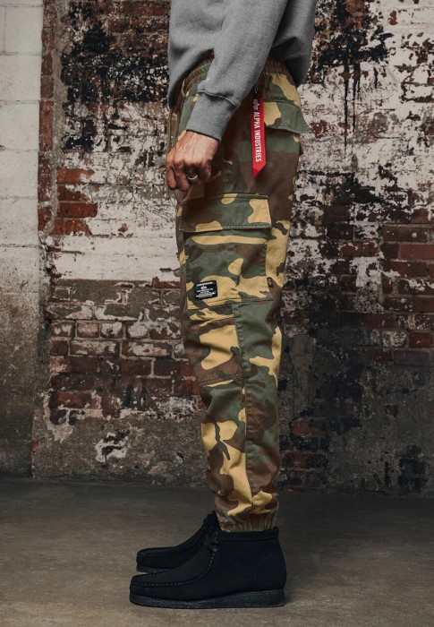 Товар зеленого цвета с внутренней стороны