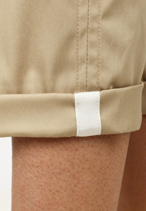 Товар бежевого цвета с внутренней стороны