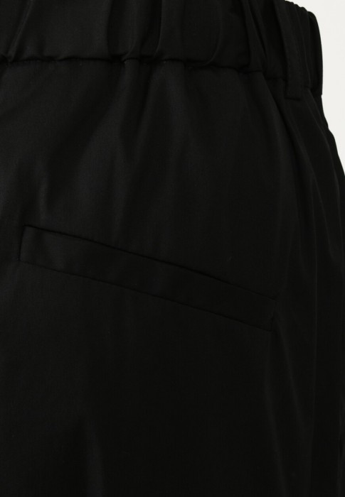 Товар черного цвета с внутренней стороны