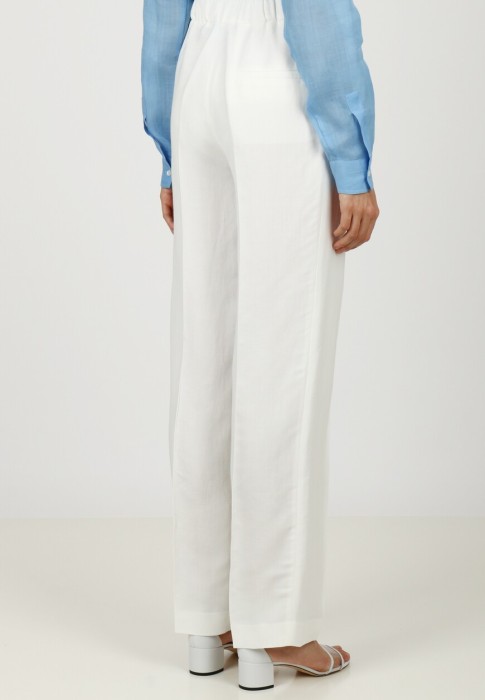 Товар белого цвета с внутренней стороны