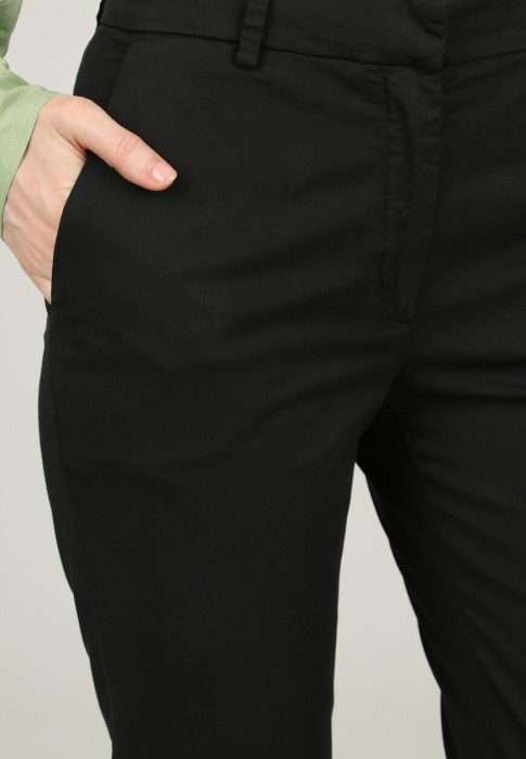 Товар черного цвета с внутренней стороны