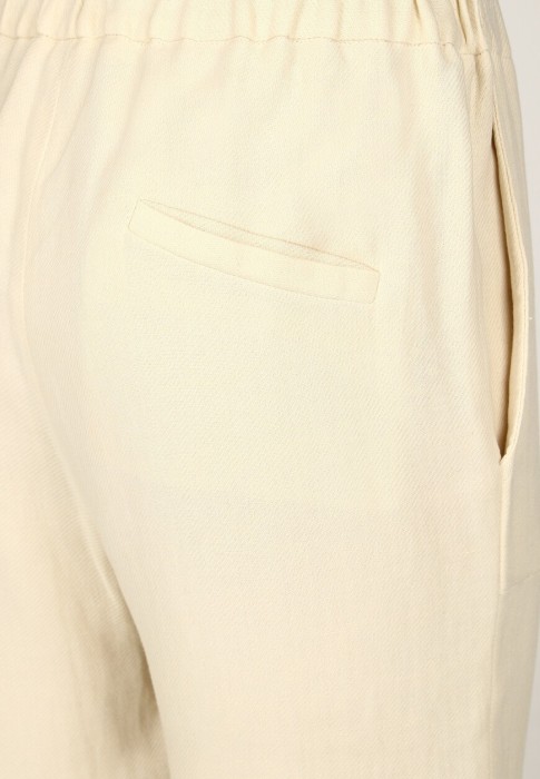 Товар белого цвета с внутренней стороны