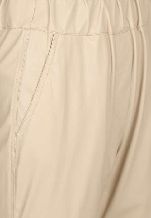 Товар бежевого цвета с внутренней стороны