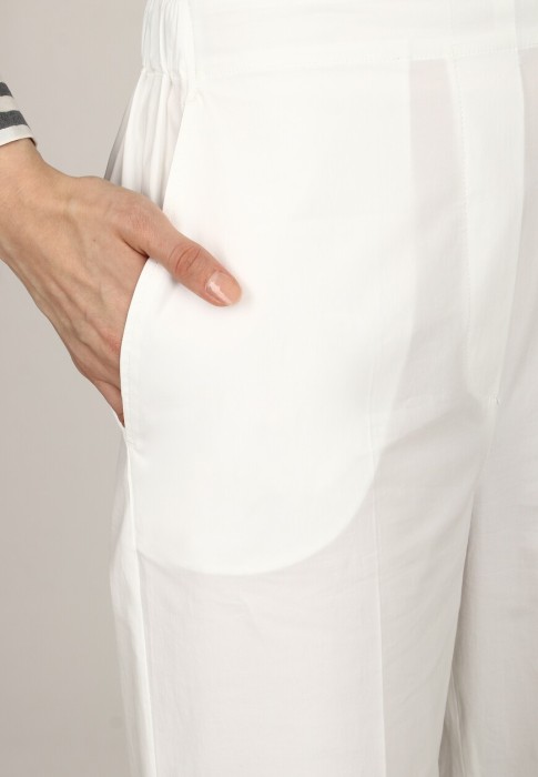 Товар белого цвета с внутренней стороны