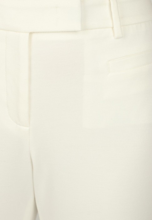 Товар белого цвета с внутренней стороны