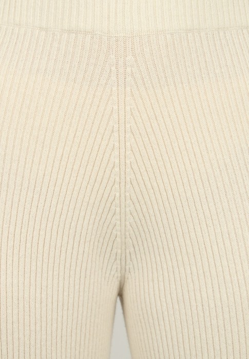 Товар бежевого цвета с внутренней стороны