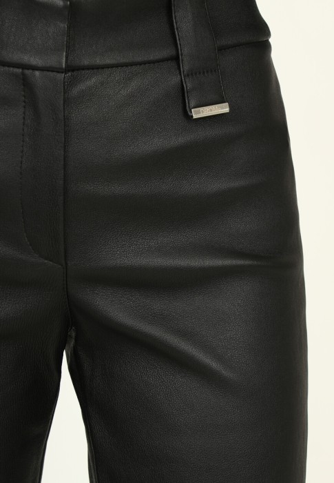 Товар черного цвета с внутренней стороны