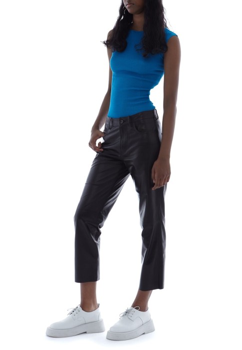 Товар черного цвета с внутренней стороны