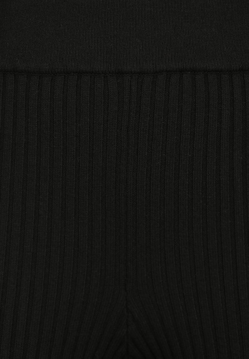 Товар черного цвета с внутренней стороны