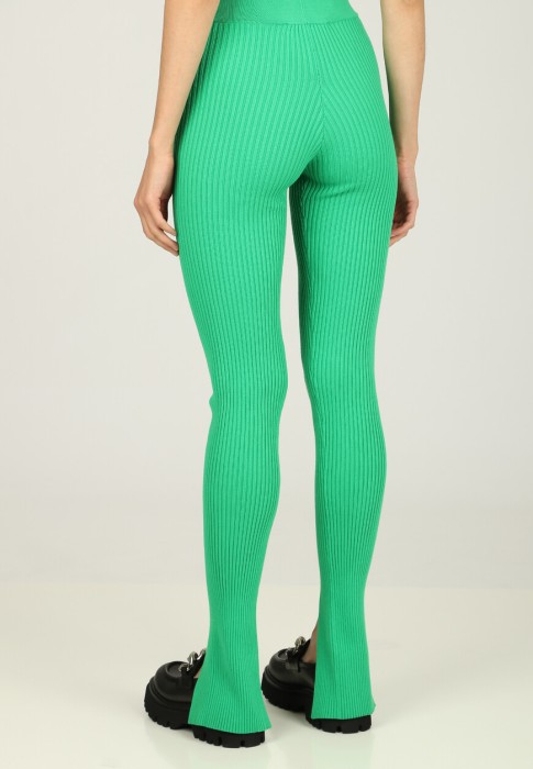 Товар зеленого цвета с внутренней стороны