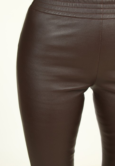 Товар коричневого цвета с внутренней стороны