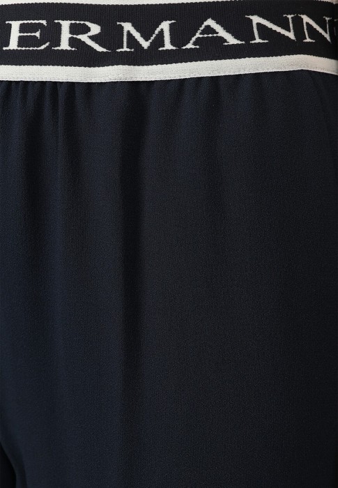 Товар синего цвета с внутренней стороны