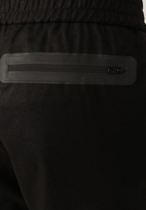 Товар черного цвета с внутренней стороны