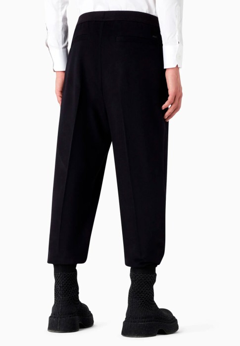 Товар черного цвета с внутренней стороны