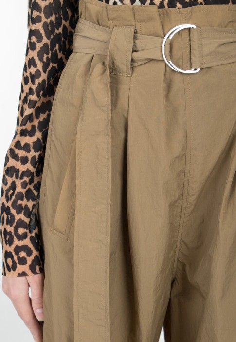 Товар бежевого цвета с внутренней стороны