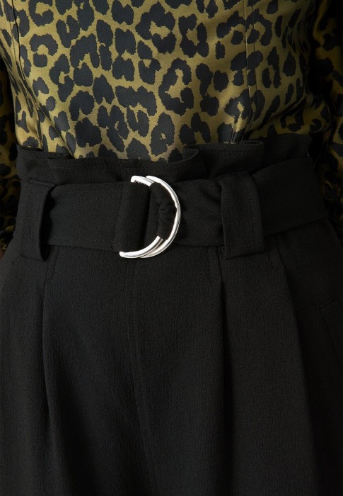 Товар черного цвета с внутренней стороны