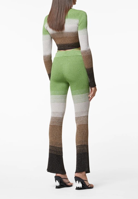 Товар зеленого цвета с внутренней стороны