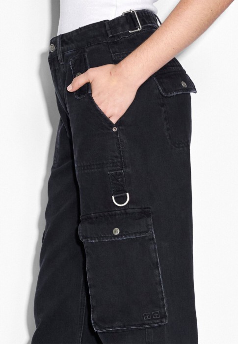 Товар черного цвета с внутренней стороны